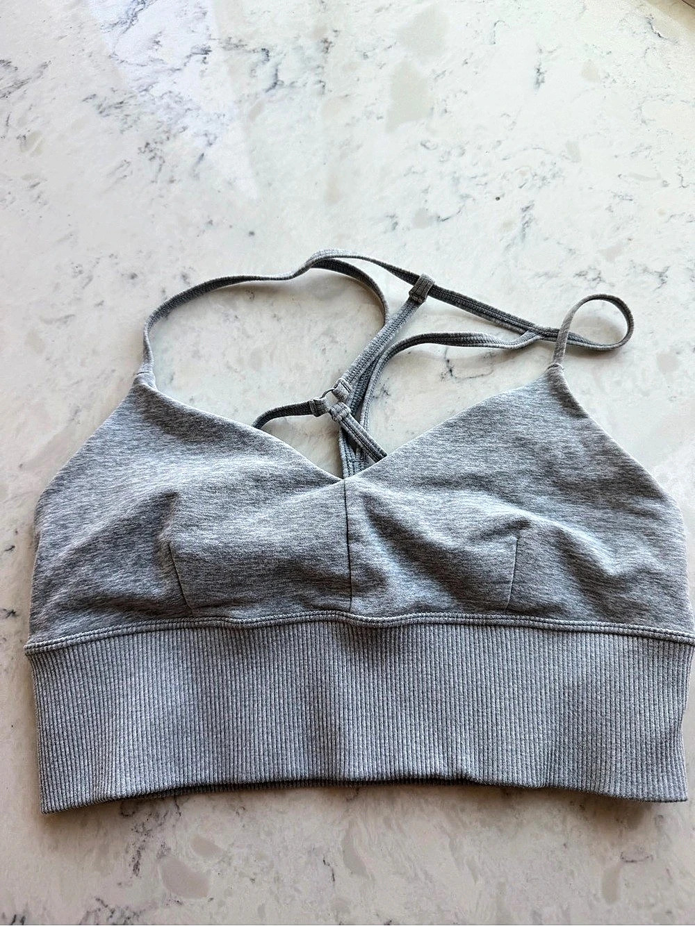 Alo Ribbed Sports Bra in Gray Size Small
